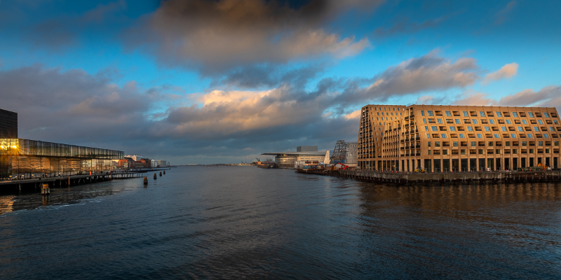 lav sol over Københavns havn en smuk vinteraften med Papirøen til højre og Skuespilhuset til venstre samt Operaen i baggrunden  