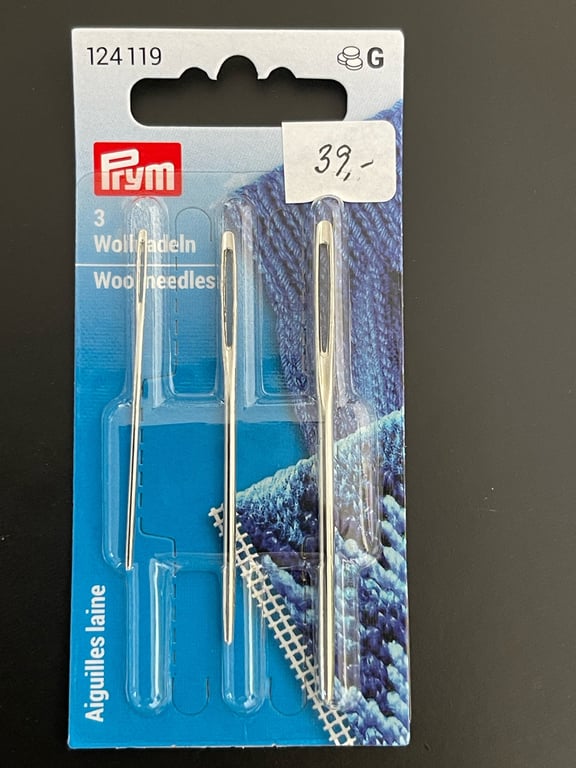 Pakke med tre strikke- eller uldnåle i forskellig størrelse fra mærket Prym med prislabel på 39 kr.