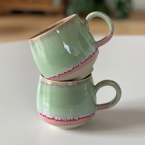 Buttet kop, meleret rød / lys grøn – produktbillede