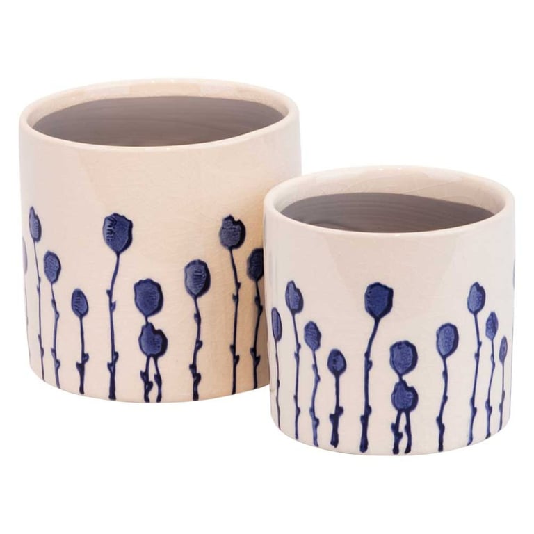 To blomstrede keramiske krukker i beige med blå blomsterprint, en større og en mindre.