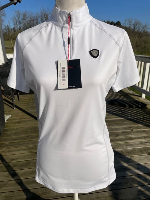 Hvid kortærmet sportstrøje med høj hals og kort lynlås, på mannequin med to pris- og mærkelapper hængende foran. (1)