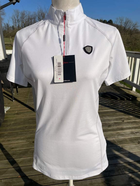 Hvid kortærmet sportstrøje med høj hals og kort lynlås, på mannequin med to pris- og mærkelapper hængende foran.