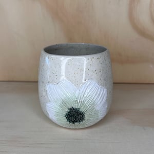 Kop med sommerblomst GRØN  – produktbillede