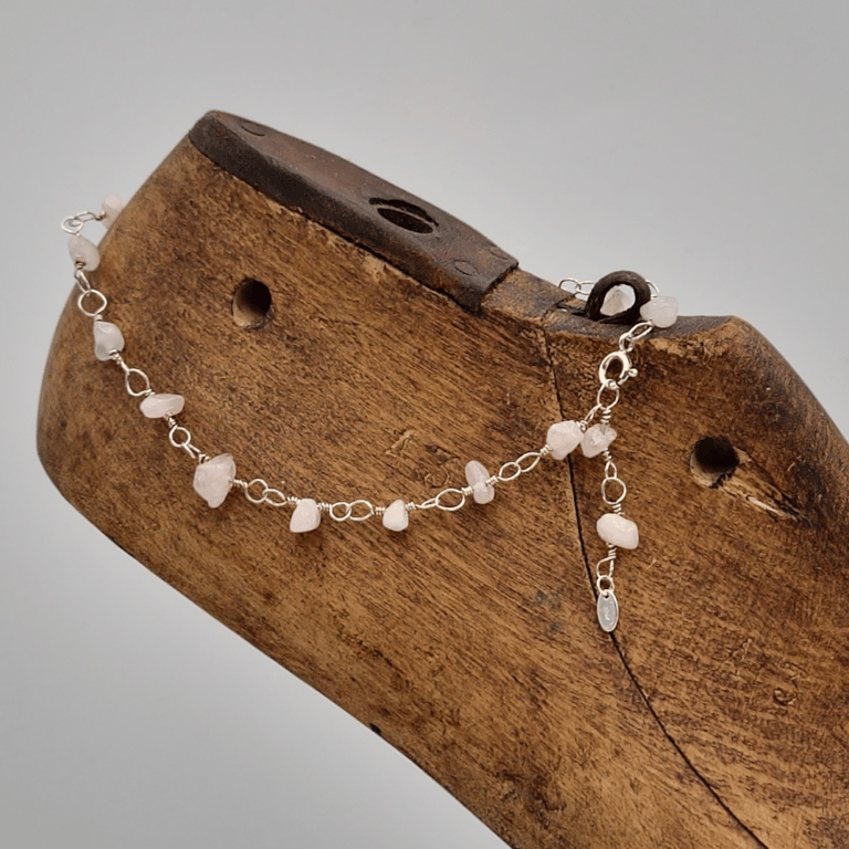 Rosakvarts ankelkæde.