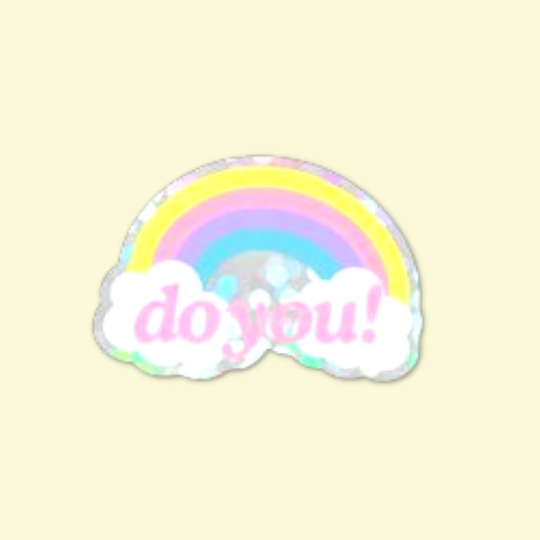 Regnbue med pastelfarver og teksten "do you!" skrevet i lyserødt på to hvide skyer.
