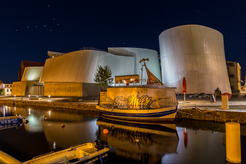 foto af Oceaneum i Stralsund by night..