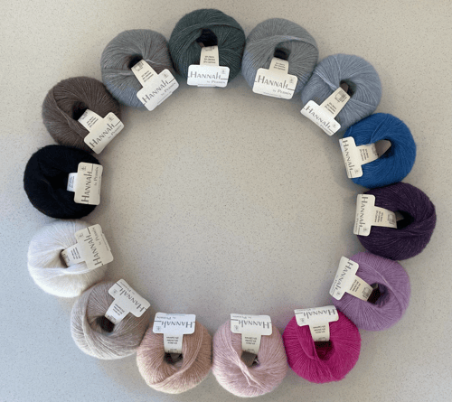 Kit: BLUSE MED V-HALS- garn: Hannah by Permin - 14 farver (3)