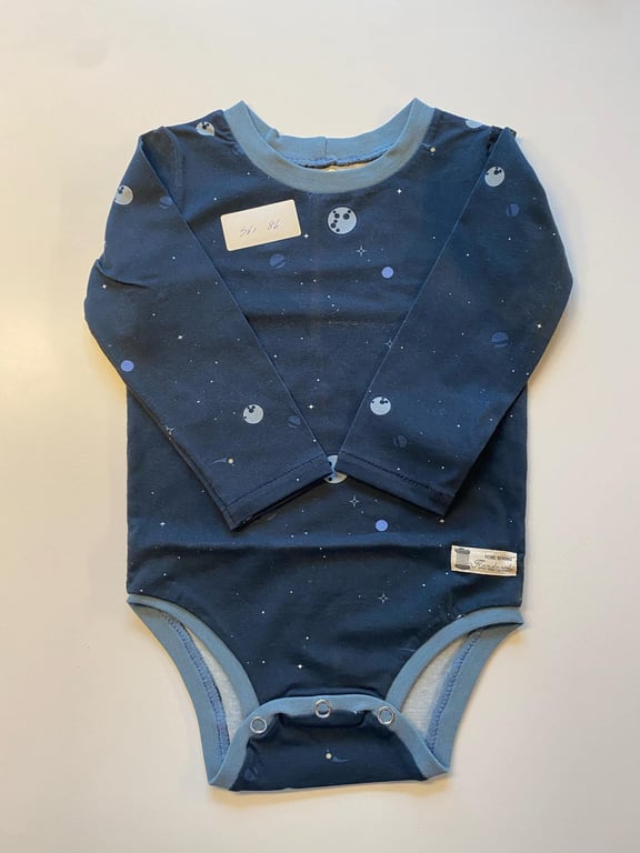 Body med lange ærmer. Størrelse 86