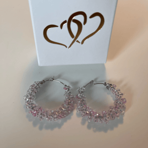 Meget lyserøde glasperler snoet omkring creolerne – produktbillede