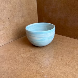 Swirly kop i indfarvet ler – produktbillede