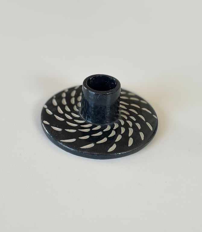 Lysestage, sort med spiral-mønster