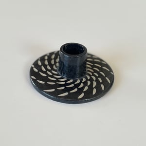 Lysestage, sort med spiral-mønster – produktbillede