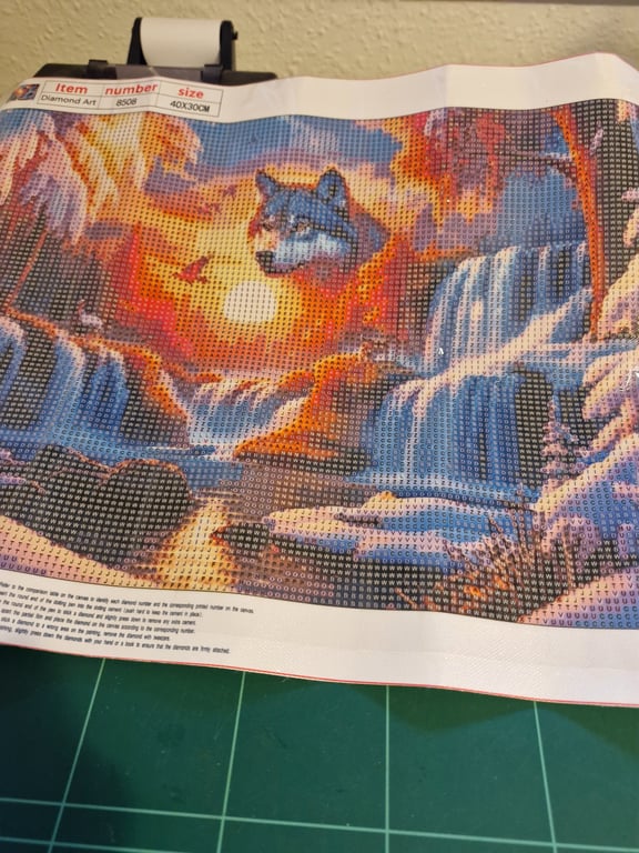 Her der et rigtig pæne solnedgang og der er også en ulv på og et vandfald og det er et rigtig pænt billede og det er 40/30