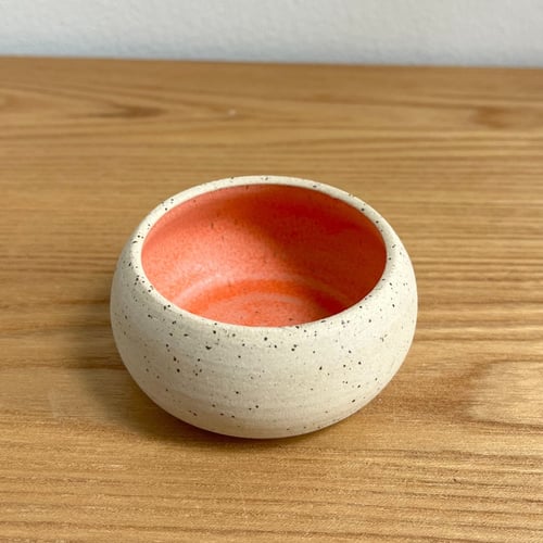 Lille rund skål med orange glasur