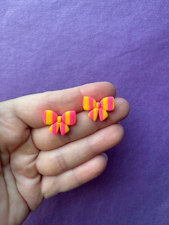 Gule/pink sløjfer i ørestik (mini)