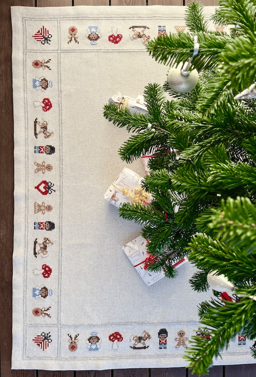 Gingerbread christmas -Juletræstæppe 2028-3 Str. 139 x 139 cm.