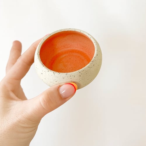 Lille rund skål med orange glasur (4)