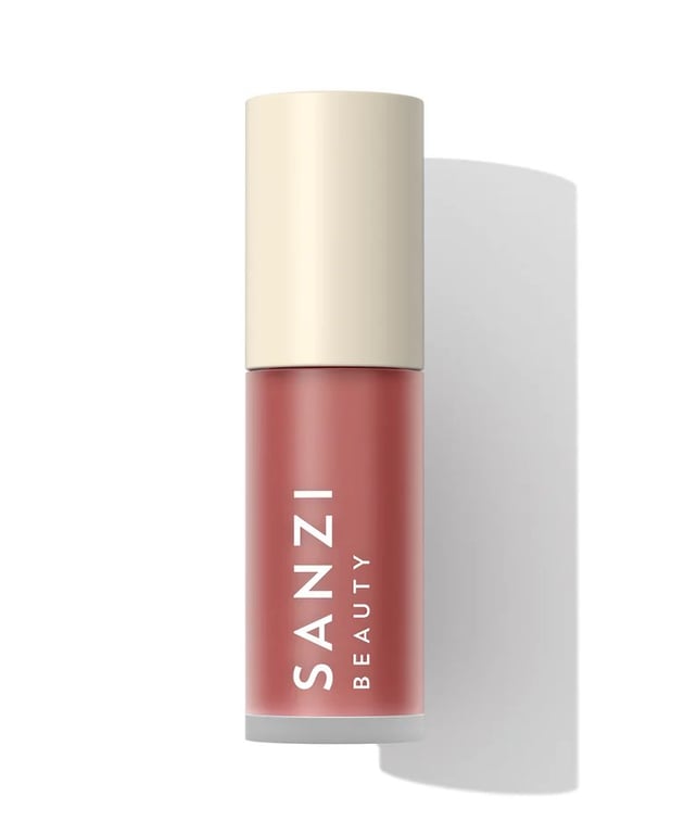 Flaske med flydende læbestift i rosa fra Sanzi Beauty med beige låg på hvid baggrund.