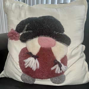 Julepudebetræk med tuftet nisse.  – produktbillede