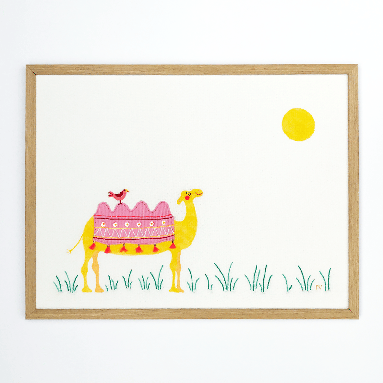 Solglad kamel – broderi 30 x 40 cm 