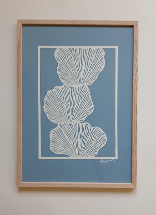 A3 papercut, støvet blå, indrammet