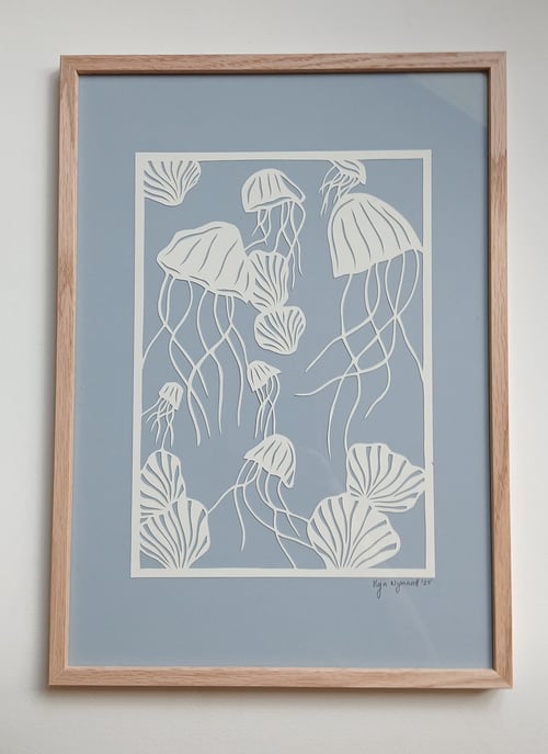 A3 papercut, dueblå, indrammet 