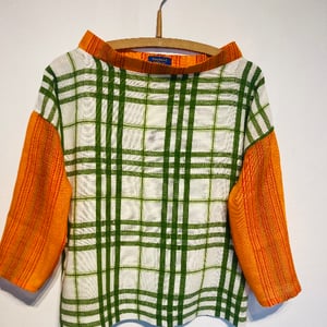 Trine-bluse med kontrast – produktbillede