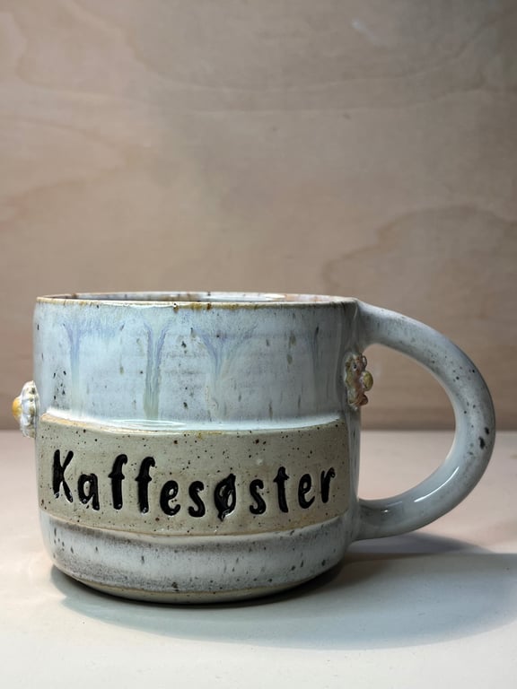 Tusindfryd kop m/tekst. 2 sortering. 380 ml. H: 8 cm