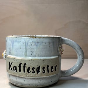 Tusindfryd kop m/tekst. 2 sortering. 380 ml. H: 8 cm – produktbillede