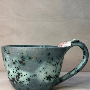 Kop med blomster på hanken. 390 ml. H: 7,5 cm – produktbillede