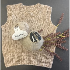 Fru Mølgaard s Børne vest Nem at strikke. Str 2,4,6,8 og 10 år er med i opskriften. – produktbillede