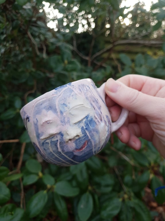 Malerisk mildt smilende kop med hank billede 5