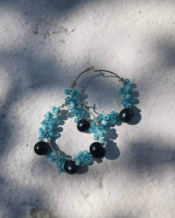 Creoles øreringe i blåfarve med bl.a. ferskvandsperler billede 2