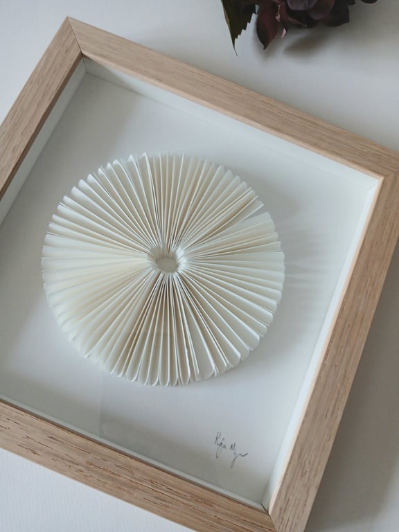 20x20cm relief, hvid, indrammet  (2)