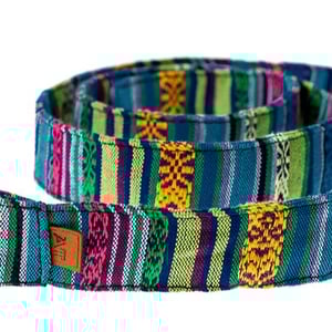 Bælte i skønt farvedesign med dobbelt-ring spænde – produktbillede