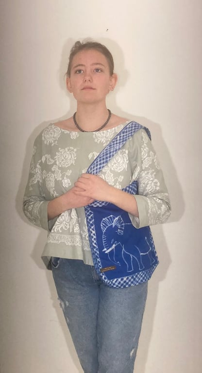 Anna-bluse med blomster og knapper billede 4