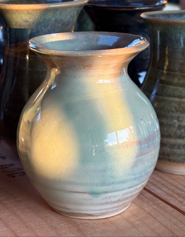 Smuk vase i lyse blålige nuancer højde ca. 10 - 12 cm