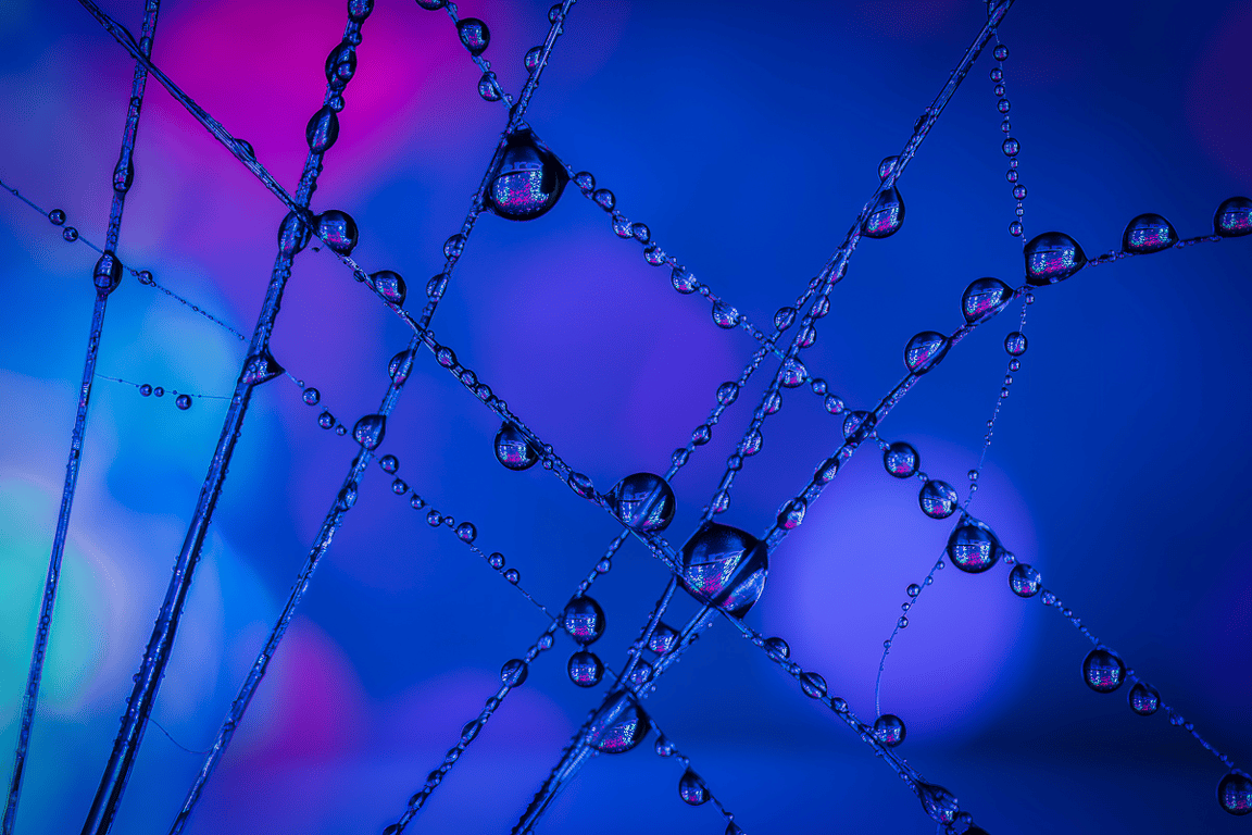 Vanddråber i makro kunst i blå nuancer.