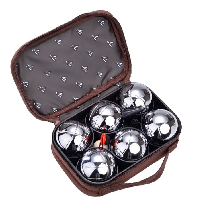 Et åbent, brunt etui med seks skinnende metalkugler og en lille træbold, der bruges til pétanque-spil.