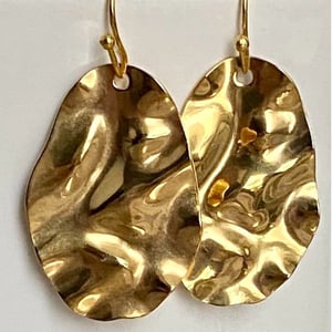 Øreringe med bølget look Vedhæng – produktbillede