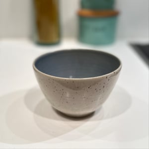 Skål råhvid med nister, lyseblå 14 – produktbillede