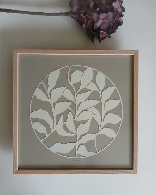 30x30cm papercut, beigegrå, indrammet 