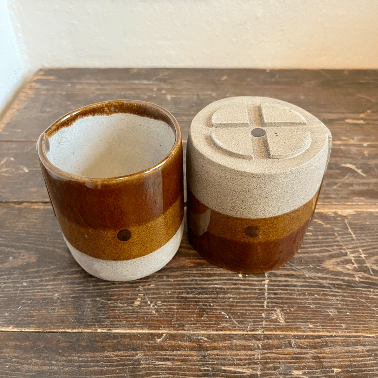 Krus i gråt ler med gyldenbrun glasur. billede 2