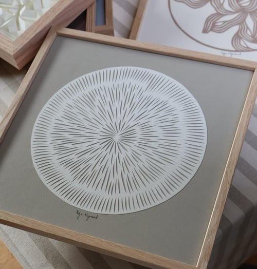 30x30cm papercut, hvid, beigegrå, indrammet 