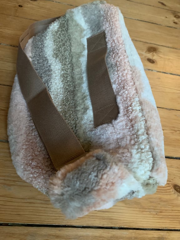 Bæltetaske i beige/rosa plys billede 2