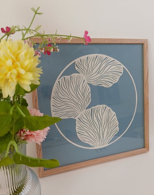 30x30cm papercut,, dueblå, indrammet 