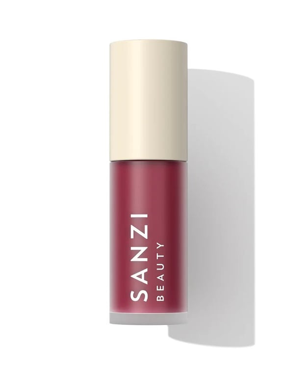 Læbestift i vinrød farve med beige låg og teksten "SANZI BEAUTY" på emballagen.