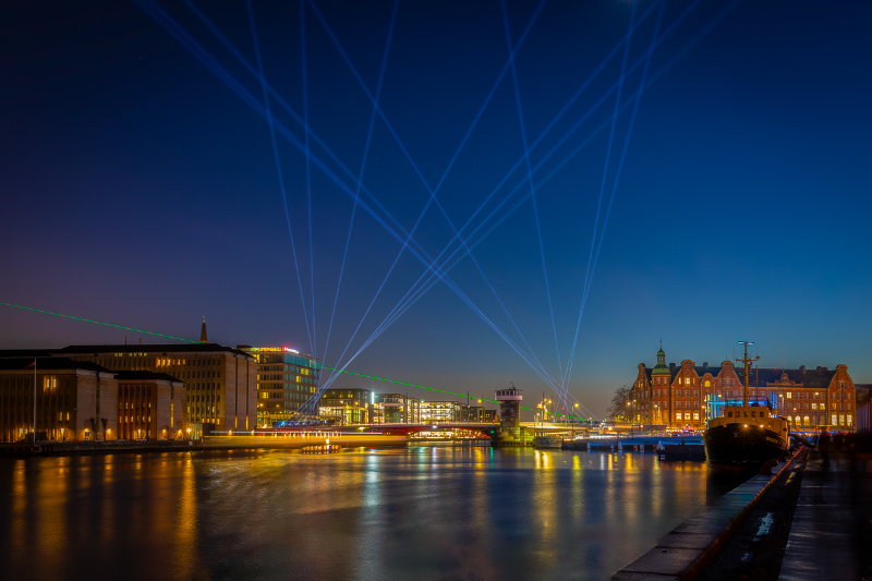 Københavns havn under Lysfestivalen med med laser stråle samt lyskastere over Knippelsbro 