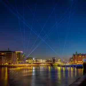 Københavns havn under Lysfestivalen med med laser stråle samt lyskastere over Knippelsbro  – produktbillede