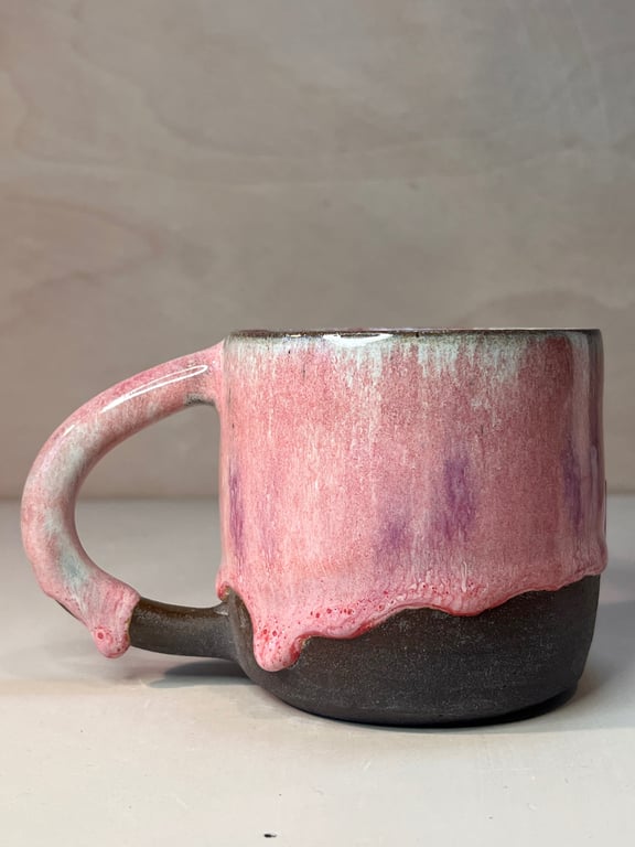 Kop med løbe hjerter. 280 ml. H: 7,5 cm billede 2